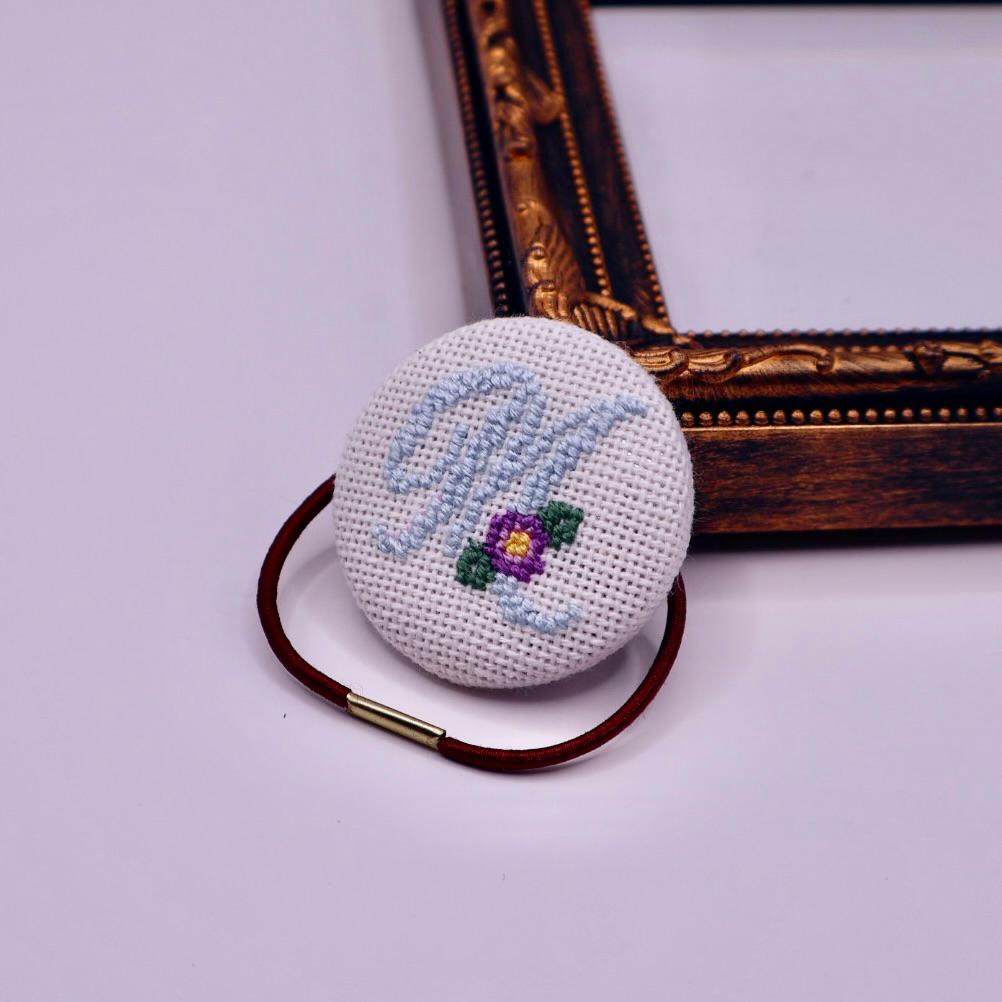 【オーダー可能】イニシャル　くるみボタンのヘアゴム　宝塚　組カラー　クロスステッチ刺繍 | 2枚目